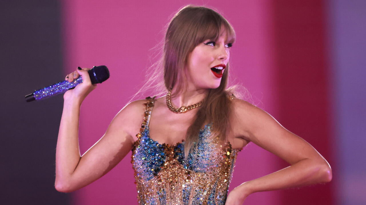 ദ ലൈഫ് ഓഫ് എ ഷോ ഗേള്‍; ഒരാഴ്ച വിറ്റത് 40 ലക്ഷം ആല്‍ബം കോപ്പികള്‍